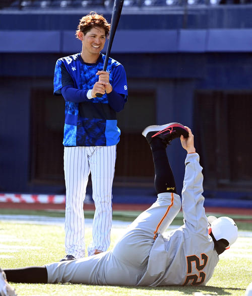 DeNA対巨人 巨人小林と話をするDeNA神里(撮影・たえ見朱実)