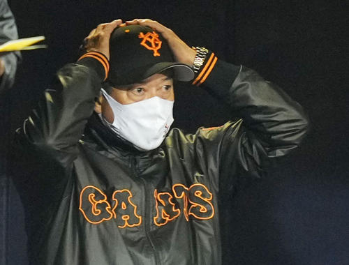 DeNA対巨人 ベンチで頭に手を置く巨人原監督(撮影・横山健太)