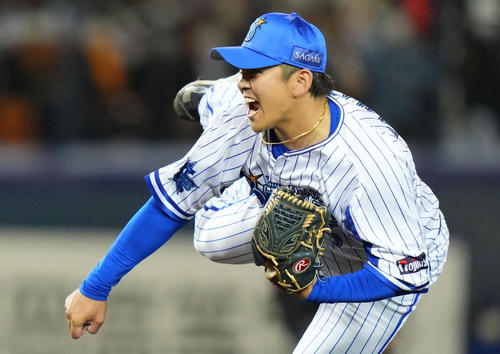 DeNA対巨人 9回表、雄たけびを上げ力投するDeNA山崎(撮影・横山健太)