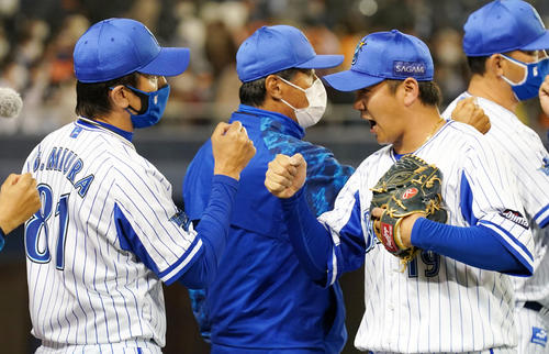DeNA対巨人 巨人に勝利しタッチを交わすDeNA三浦監督(左)と山崎(撮影・横山健太)