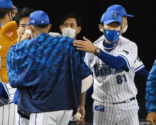 DeNA対巨人 試合後、勝利投手のDeNAロメロ(左)をねぎらう三浦監督(撮影・滝沢徹郎)