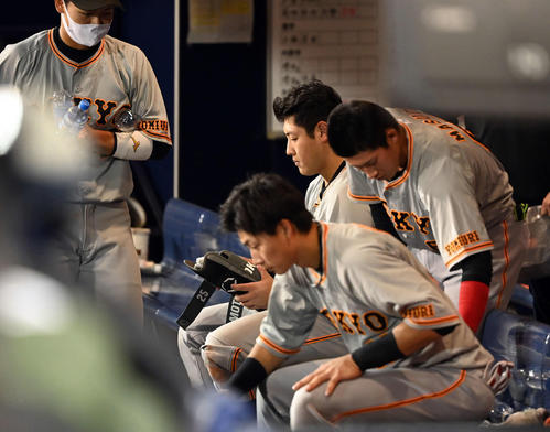 DeNA対巨人 DeNAに負け、4連敗目を喫した巨人岡本和(撮影・たえ見朱実)