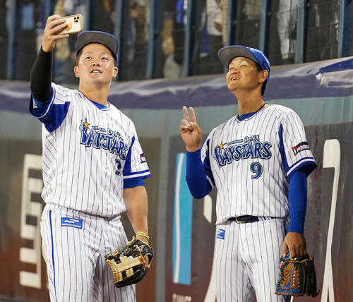 DeNA対巨人 試合後、ファンと一緒に記念撮影をするDeNA牧(左)と大和(撮影・横山健太)