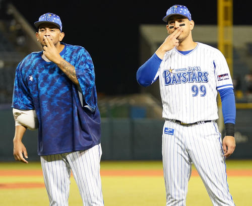 DeNA対巨人 ポーズを決めるDeNAロメロ(左)とソト(撮影・横山健太)