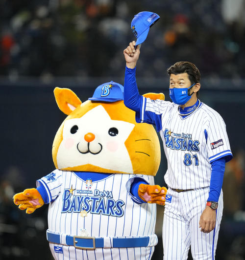 DeNA対巨人 巨人に勝利し声援に応えるDeNA三浦監督(右)(撮影・横山健太)