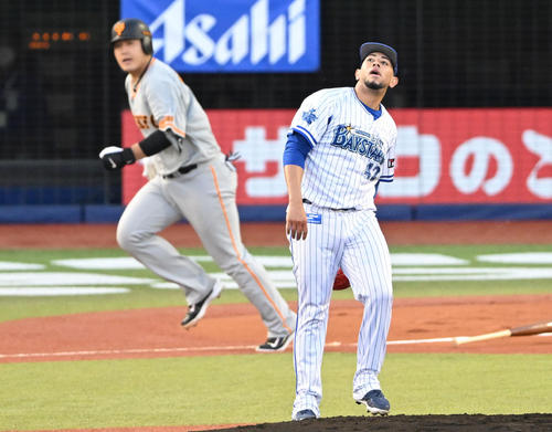 DeNA対巨人 1回表巨人2死一塁、岡本和を中飛に仕留めるロメロ(撮影・滝沢徹郎)