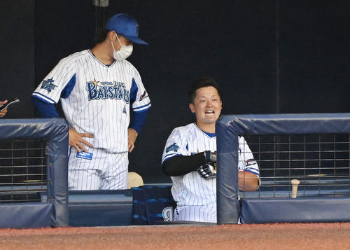 DeNA対巨人 1回裏DeNA無死満塁、左犠飛を放った牧(右)はベンチへ戻り笑顔(撮影・滝沢徹郎)