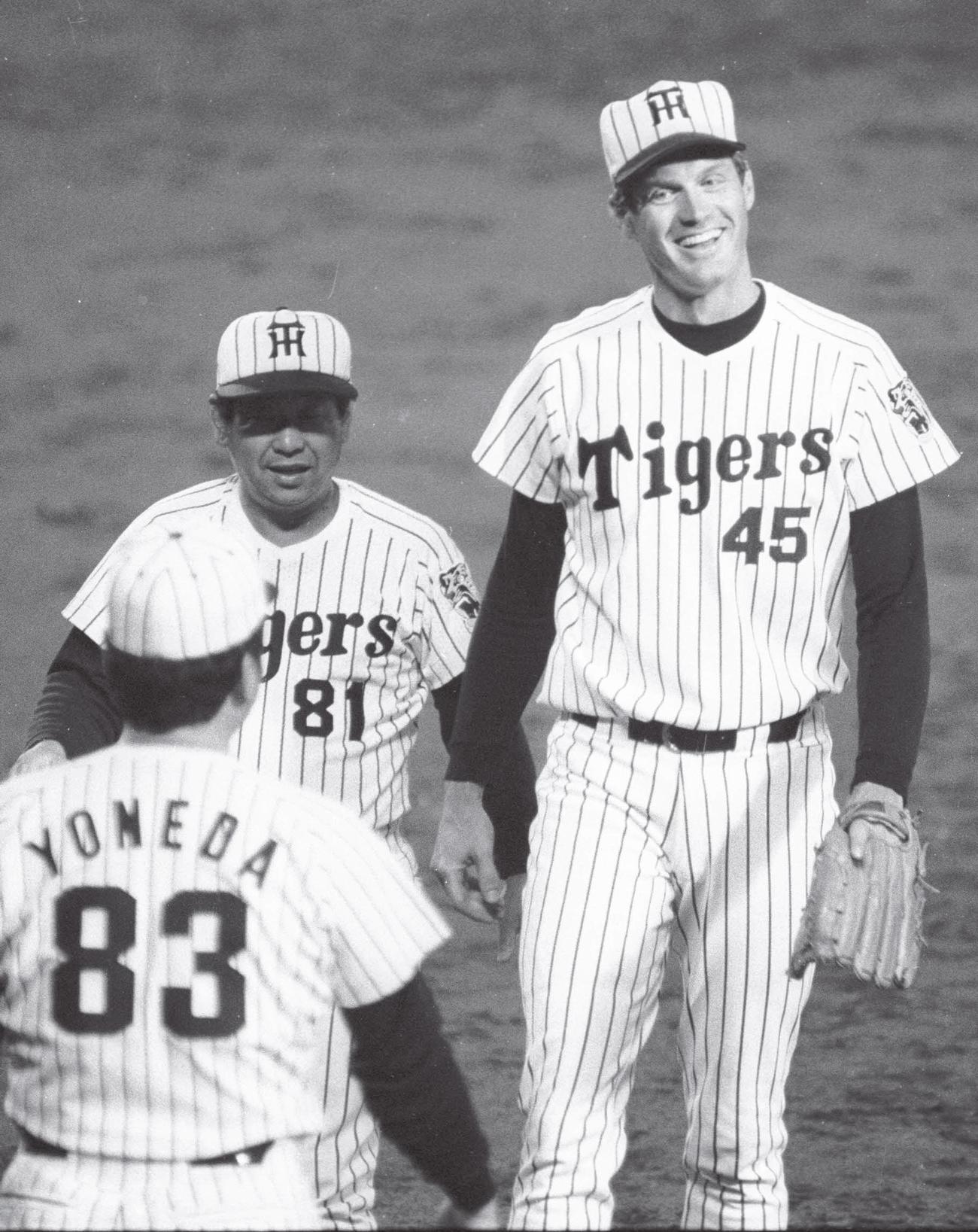 85年6月6日、巨人に完封勝利したゲイル（右）は笑顔をみせる。左奥は吉田監督