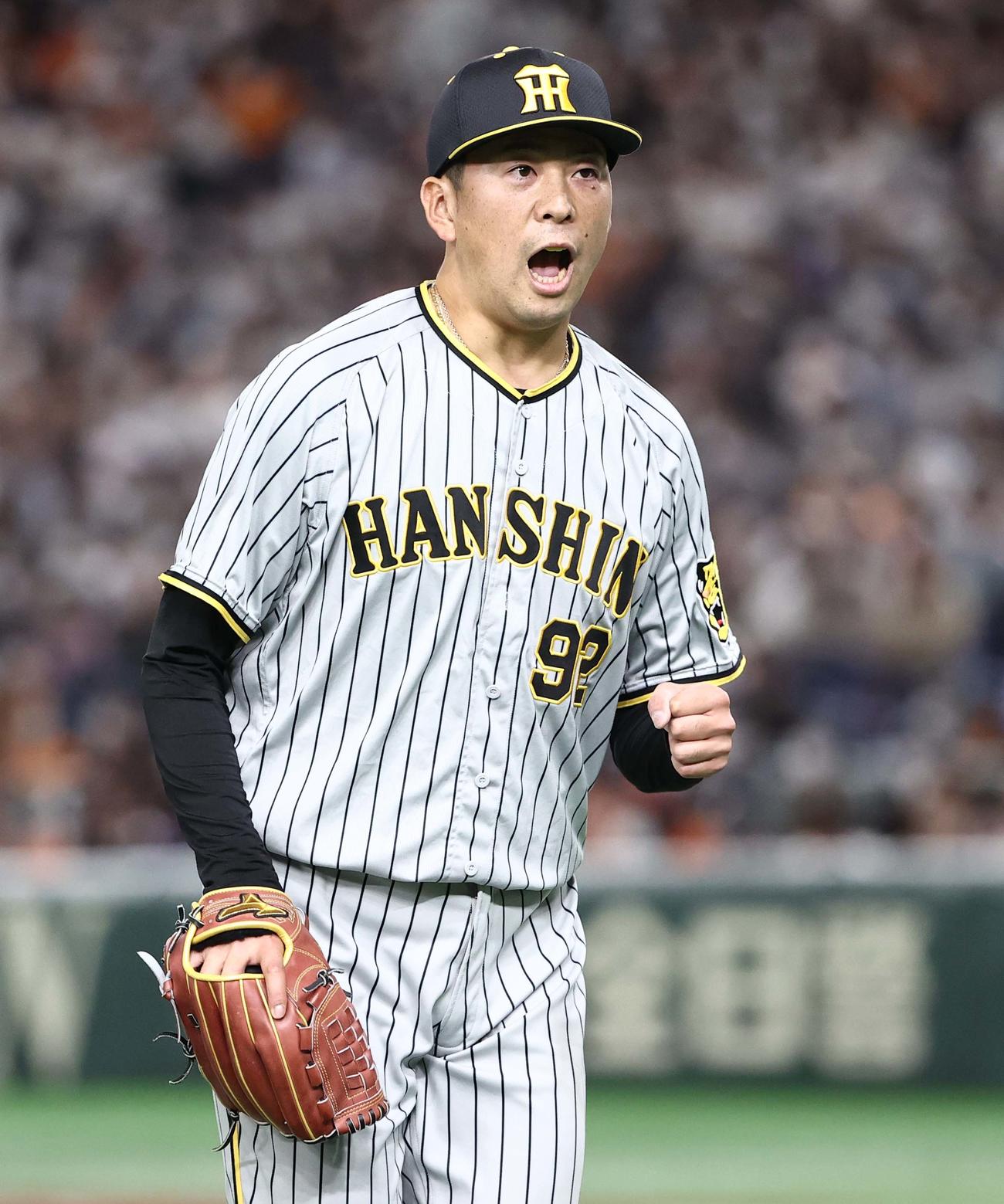 巨人対阪神　6回裏巨人2死一塁、吉川から三振を奪いガッツポーズする渡辺（撮影・上田博志）