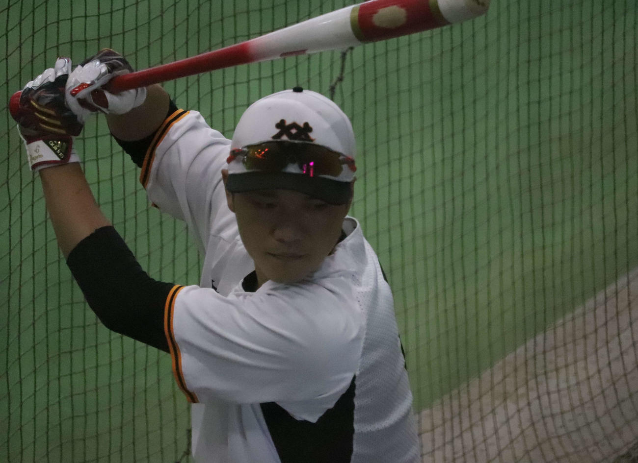 ティー打撃を行う巨人坂本（撮影・小早川宗一郎）