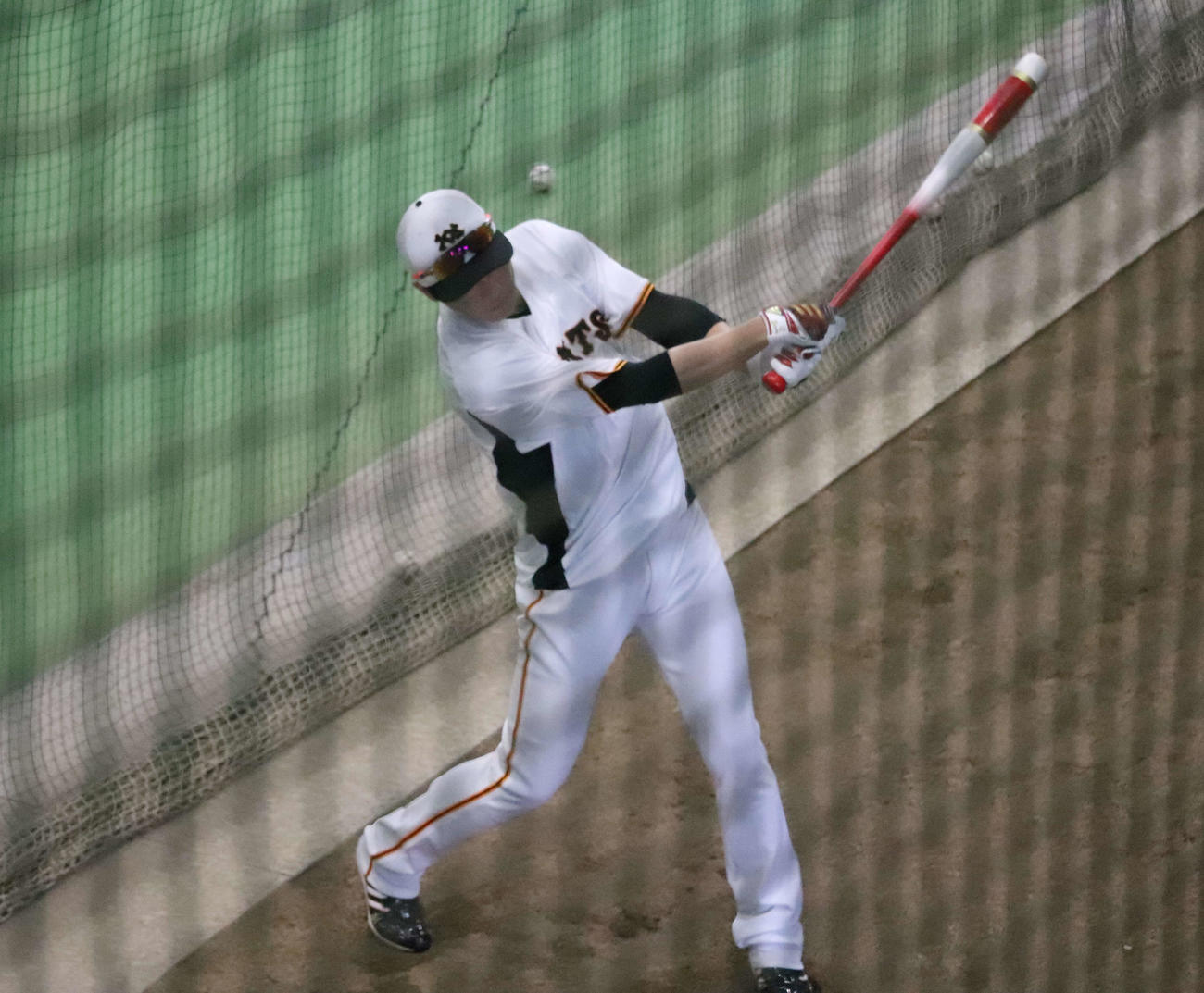 ティー打撃を行う巨人坂本（撮影・小早川宗一郎）