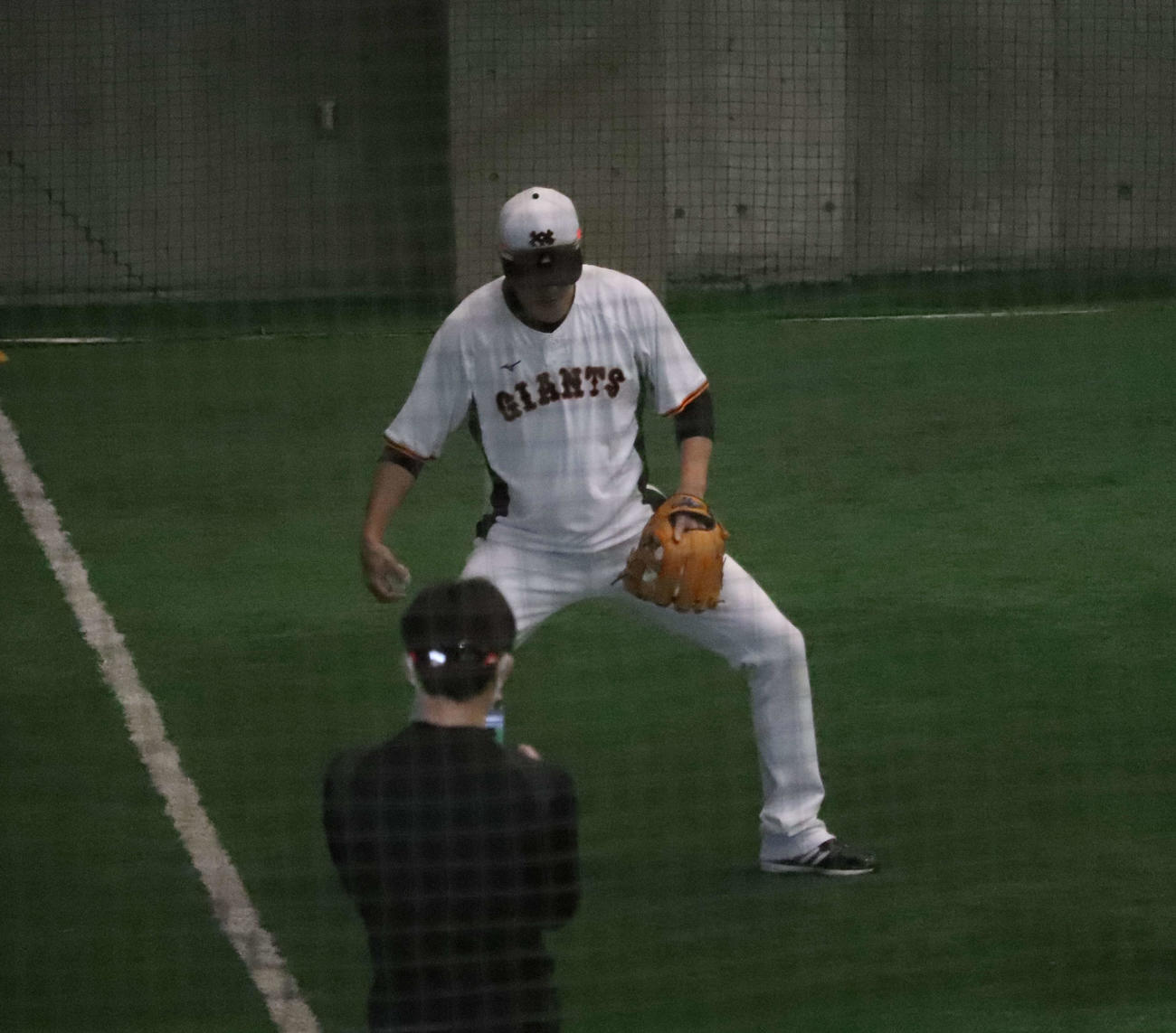 捕球のみのノックを行う巨人坂本（撮影・小早川宗一郎）