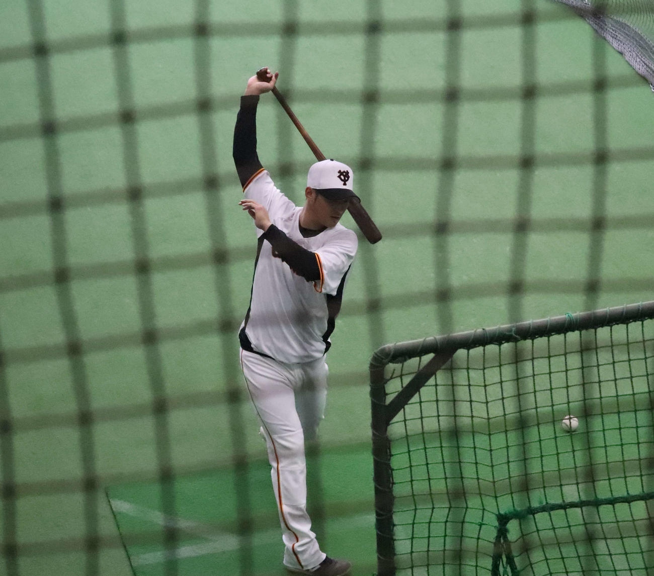 ジャイアンツ球場の室内練習場でティー打撃を行う巨人吉川（撮影・小早川宗一郎）