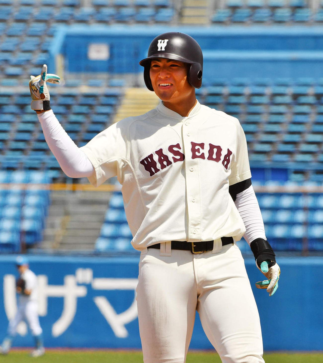 東大対早大　1回裏早大1死二塁、中村将は中前に適時打を放ち笑顔を見せる（撮影・柴田隆二）