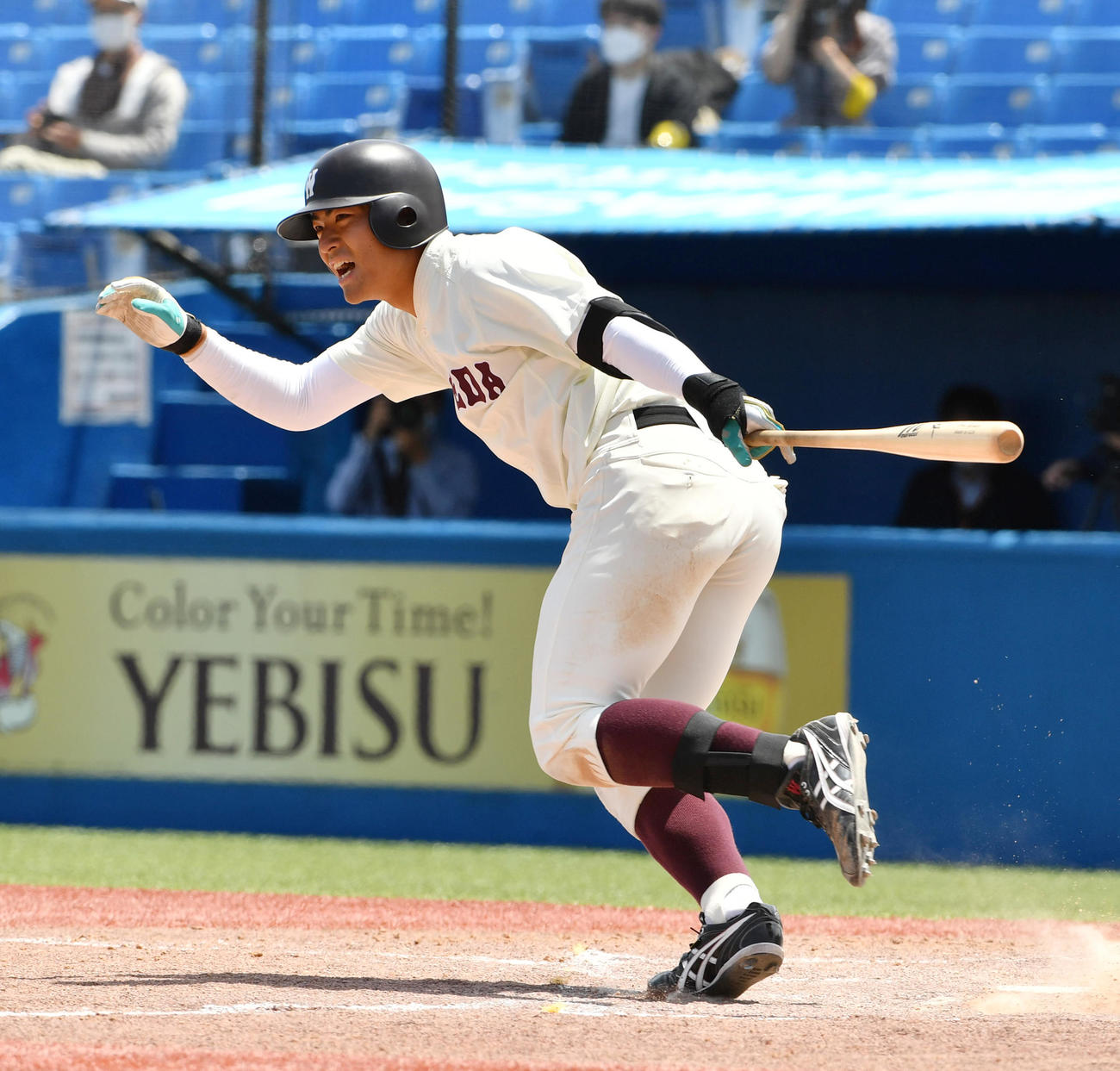 東大対早大　5回裏早大無死、中村将は左翼線に二塁打を放つ（撮影・柴田隆二）