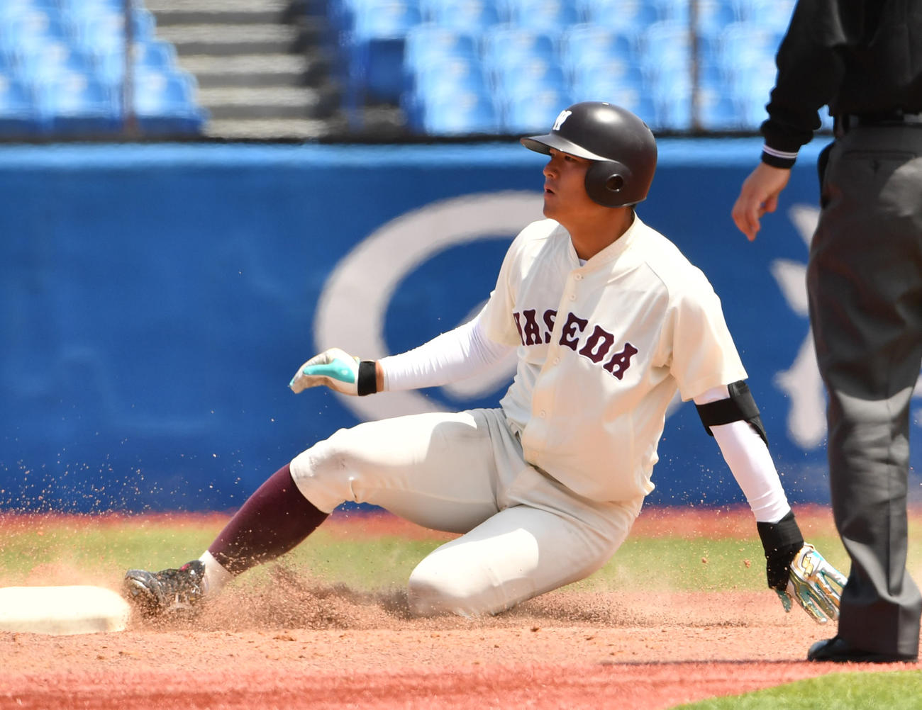 東大対早大　5回裏早大無死、中村将は左翼線に二塁打を放つ（撮影・柴田隆二）