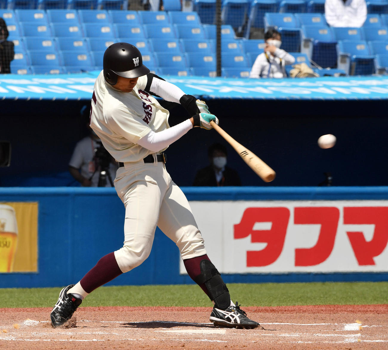 東大対早大　1回裏早大1死二塁、中村将は中前に適時打を放つ（撮影・柴田隆二）