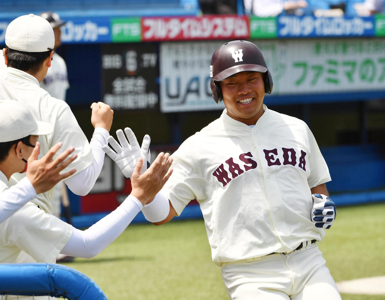 東大対早大　4回裏早大1死一、三塁、打者野村の時、綱嶋のWPで三塁走者蛭間（右）が生還する（撮影・柴田隆二）