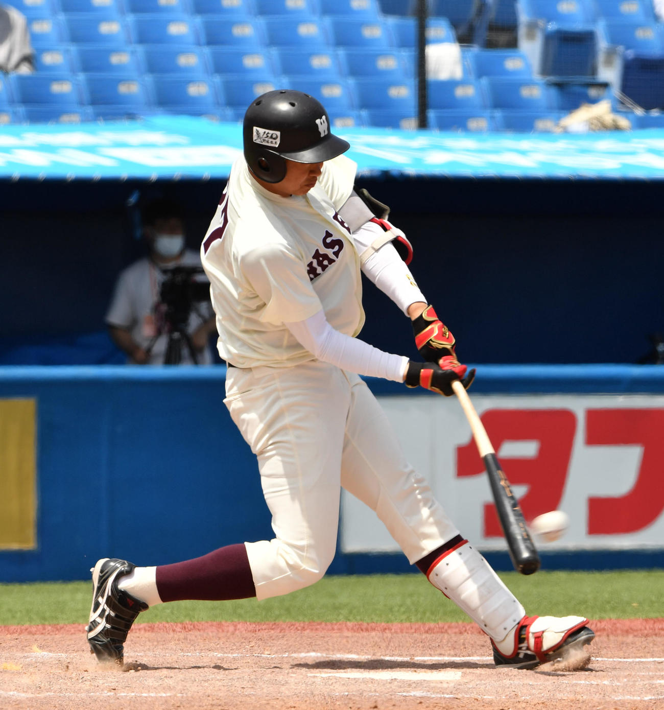 東大対早大　4回裏早大2死二塁、印出は中越えに適時二塁打を放つ（撮影・柴田隆二）