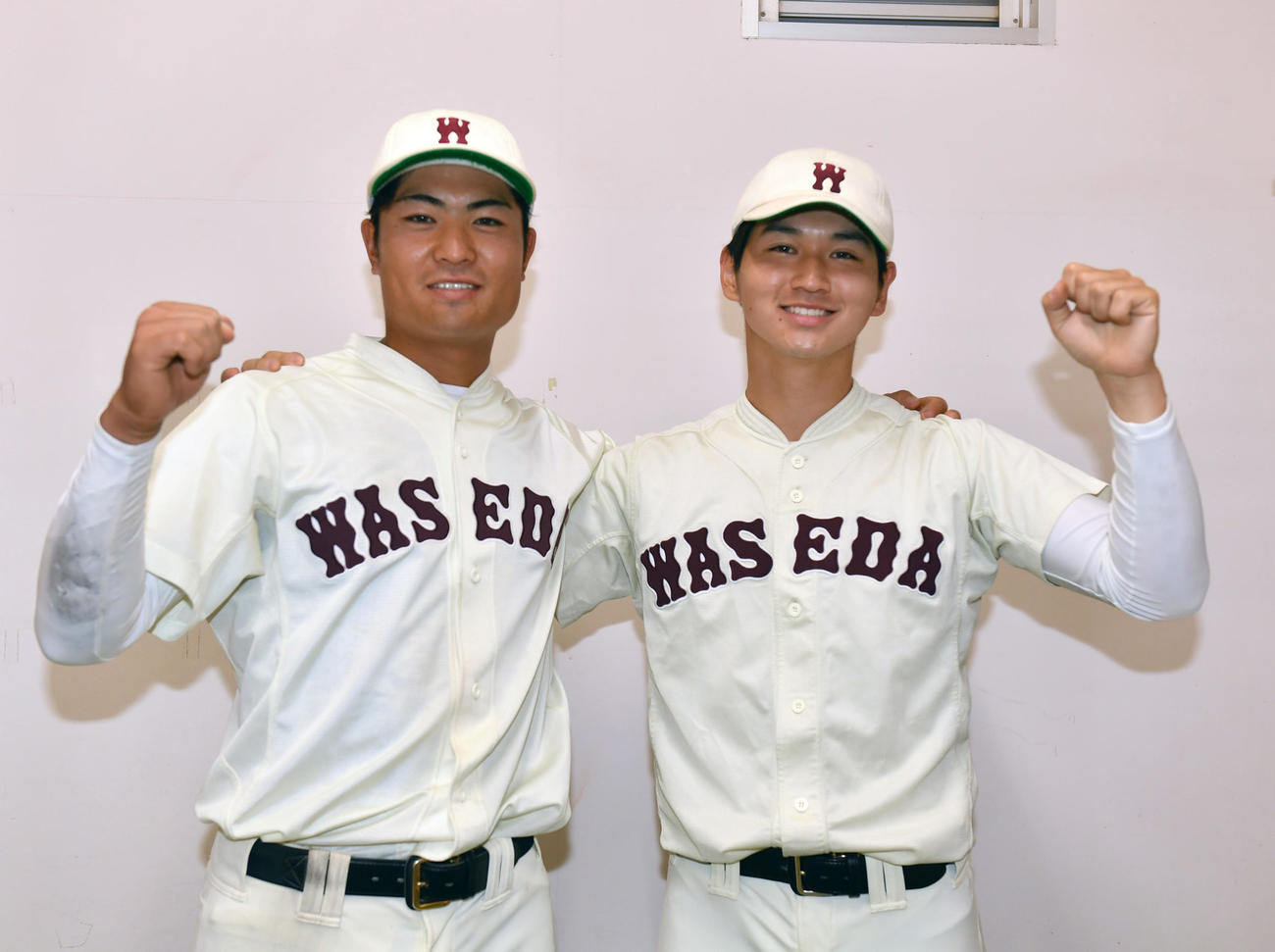 東大対早大　初勝利を挙げた早大・清水大（右）は活躍した中村将と喜び合う（撮影・柴田隆二）