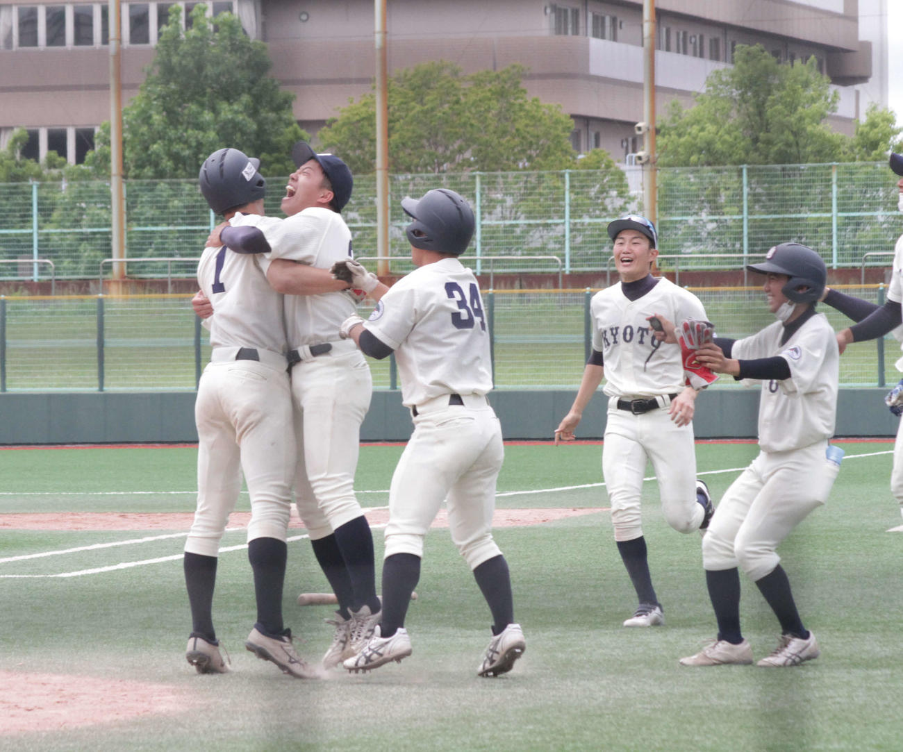 京大は土壇場の9回にサヨナラ勝ちし、ナインは抱き合って喜んだ