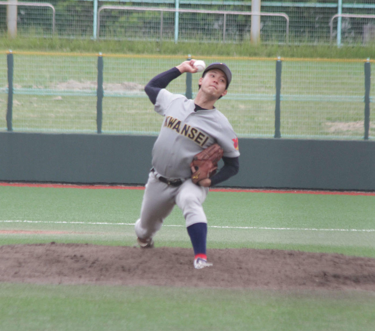 今秋ドラフト候補の関学大・西隼人投手が力投する