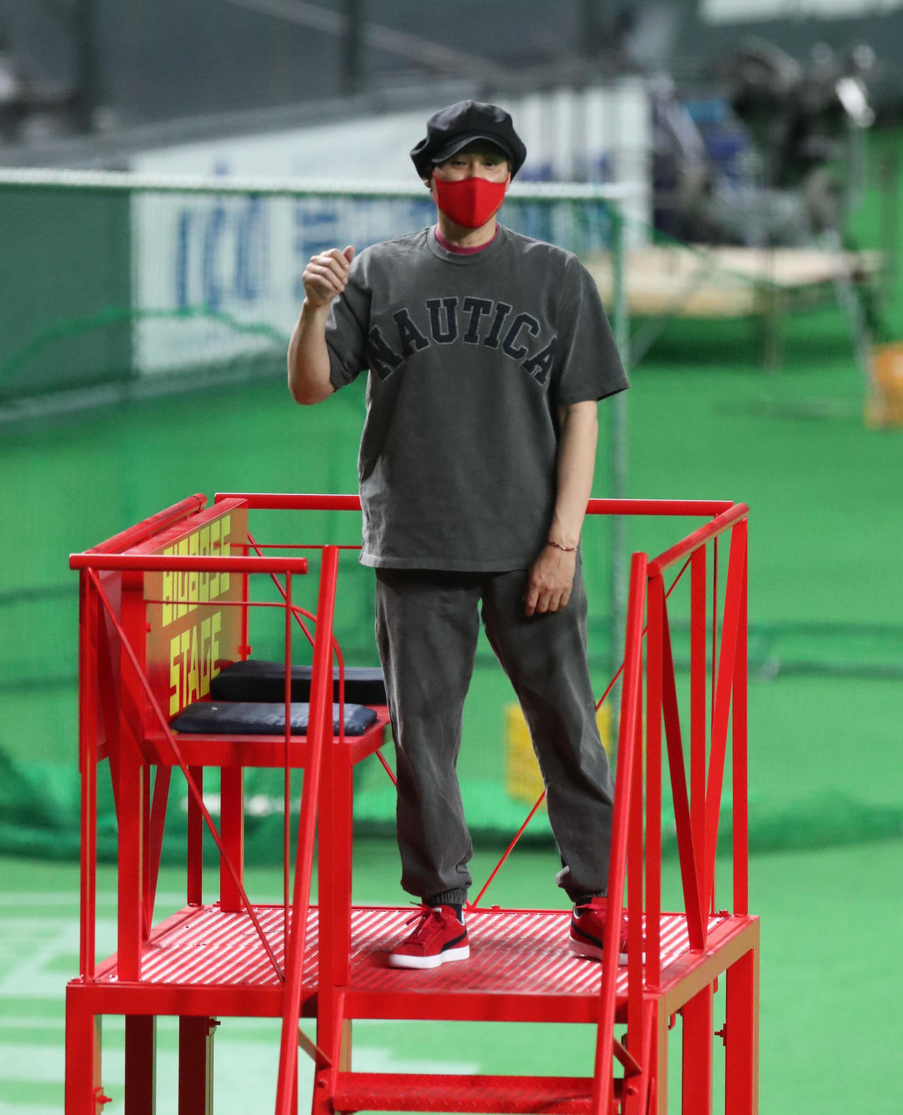 日本ハム対オリックス　試合前、打撃練習を見つめる新庄監督（撮影・佐藤翔太）