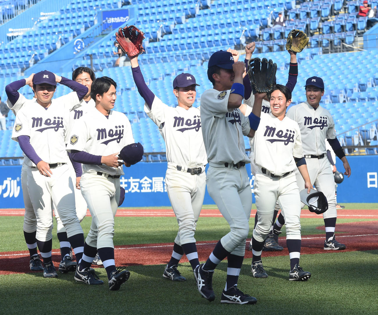 明大対法大　接戦を制した明大ナインは喜び合う（撮影・柴田隆二）