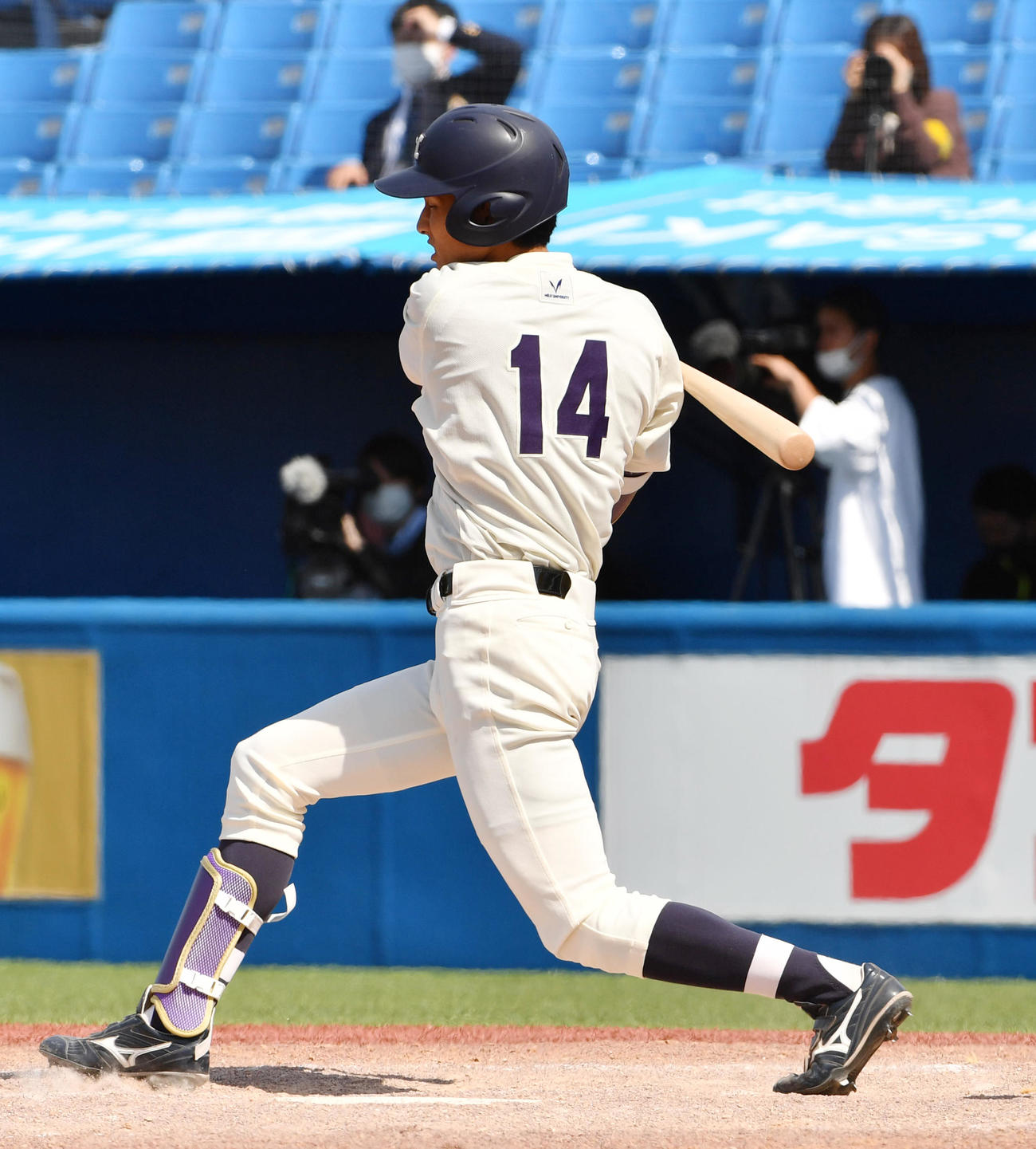 明大対法大　5回表明大2死一、三塁、堀内は右前に適時打を放つ（撮影・柴田隆二）