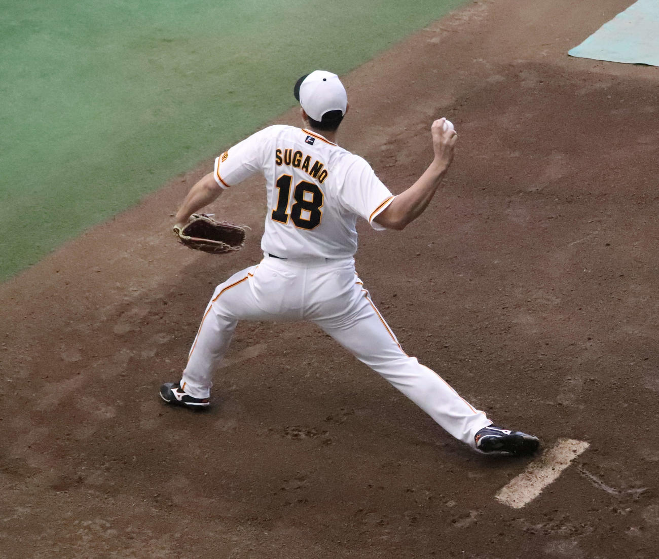 ジャイアンツ球場の室内練習場でブルペン入りした巨人菅野（撮影・小早川宗一郎）