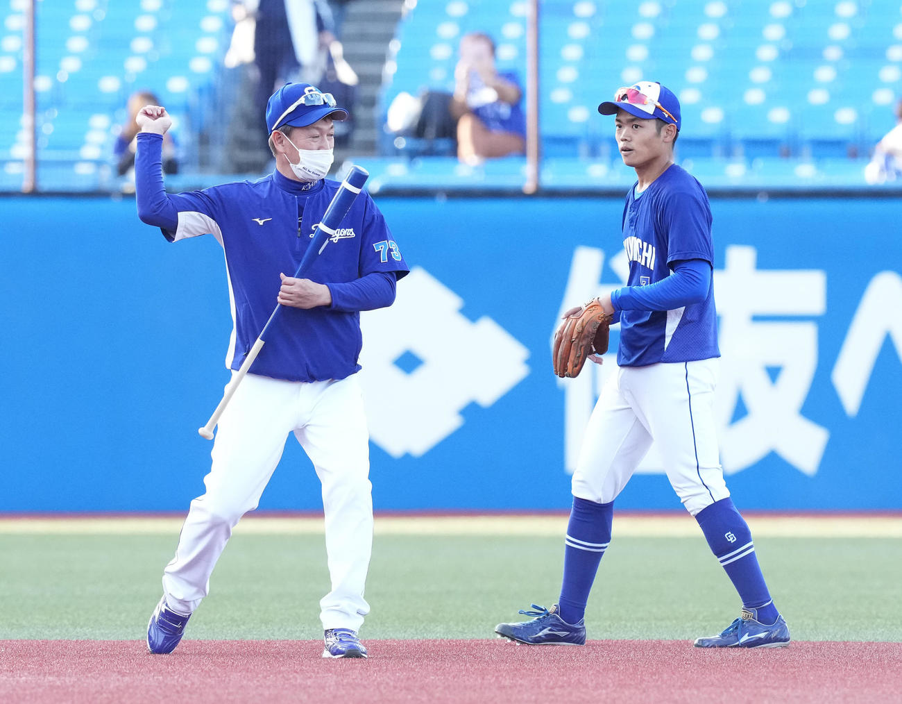 ヤクルト対中日　立浪監督（左）に指導を受ける中日根尾（撮影・鈴木みどり）