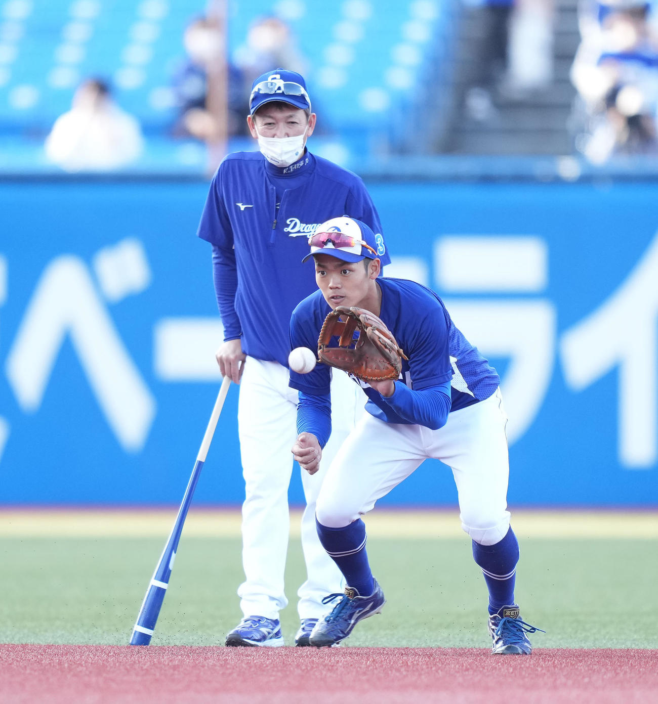 ヤクルト対中日　立浪監督（左）に見守られながら内野の守備練習をする中日根尾（撮影・鈴木みどり）