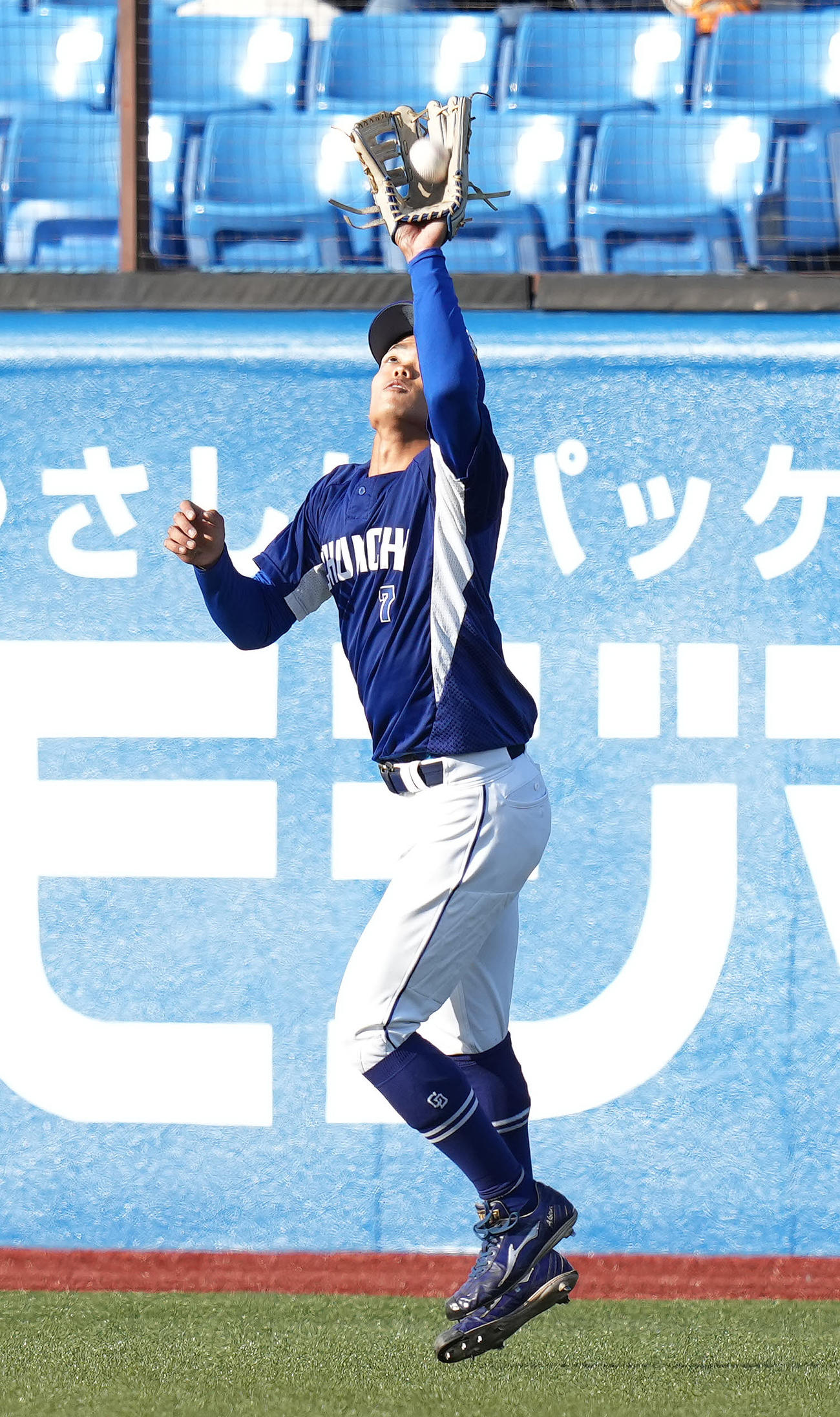 ヤクルト対中日　守備練習する中日根尾（撮影・鈴木みどり）