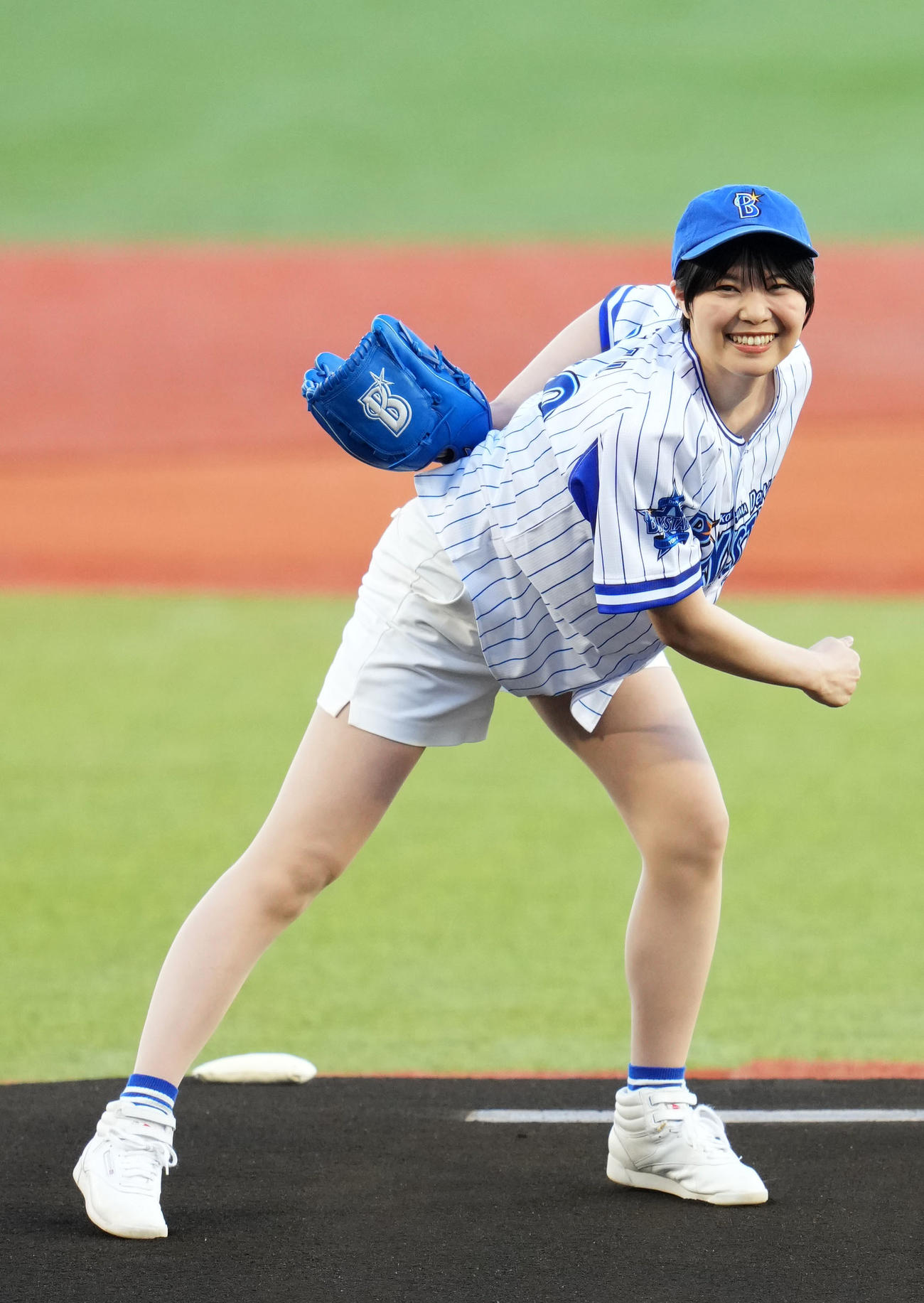 DeNA対巨人　始球式をするNegiccoのMegu（撮影・横山健太）