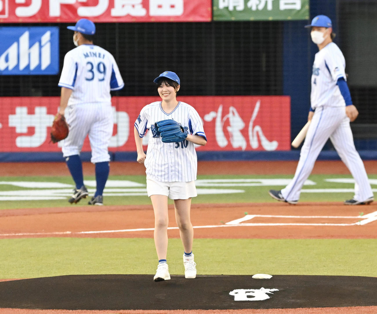 DeNA対巨人　始球式を終え笑顔のNegiccoのMegu（撮影・滝沢徹郎）