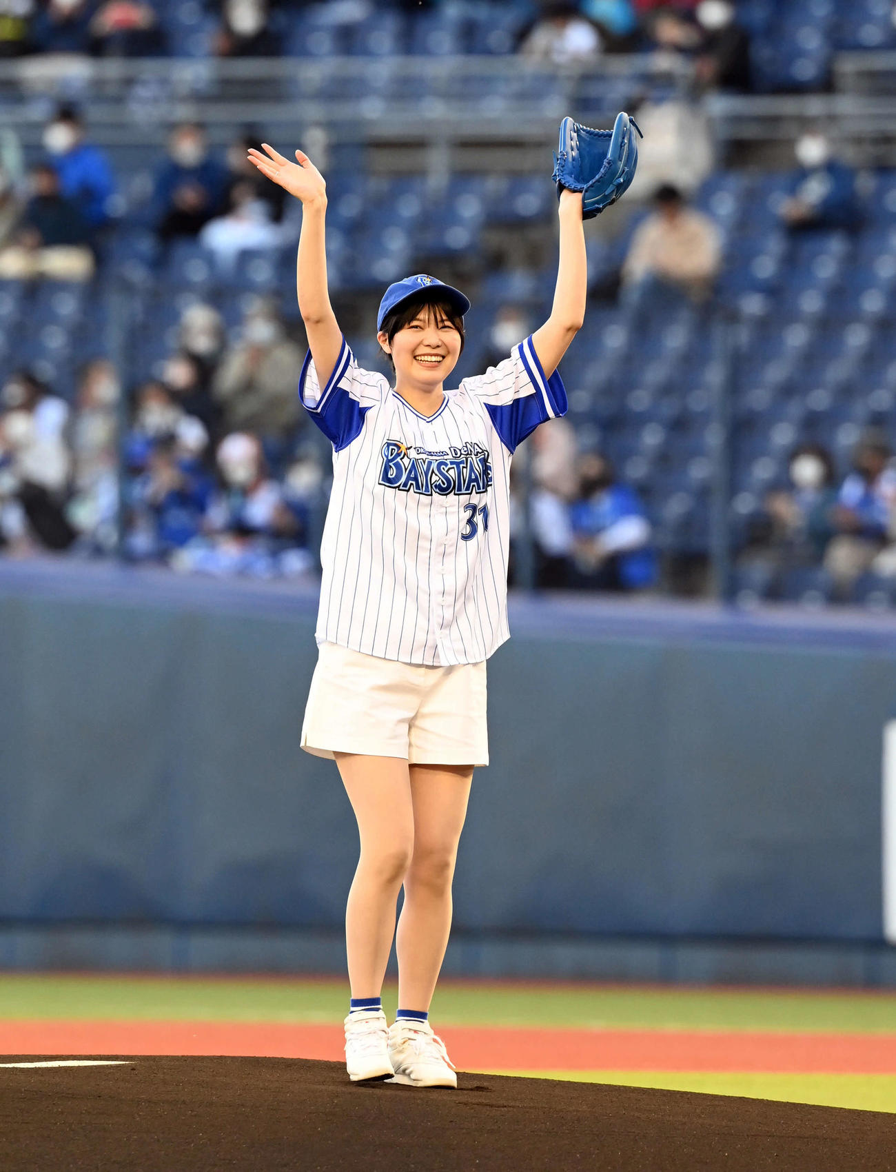 DeNA対巨人　オープニングセレモニーで始球式を務めたNegiccoのMegu（撮影・たえ見朱実）
