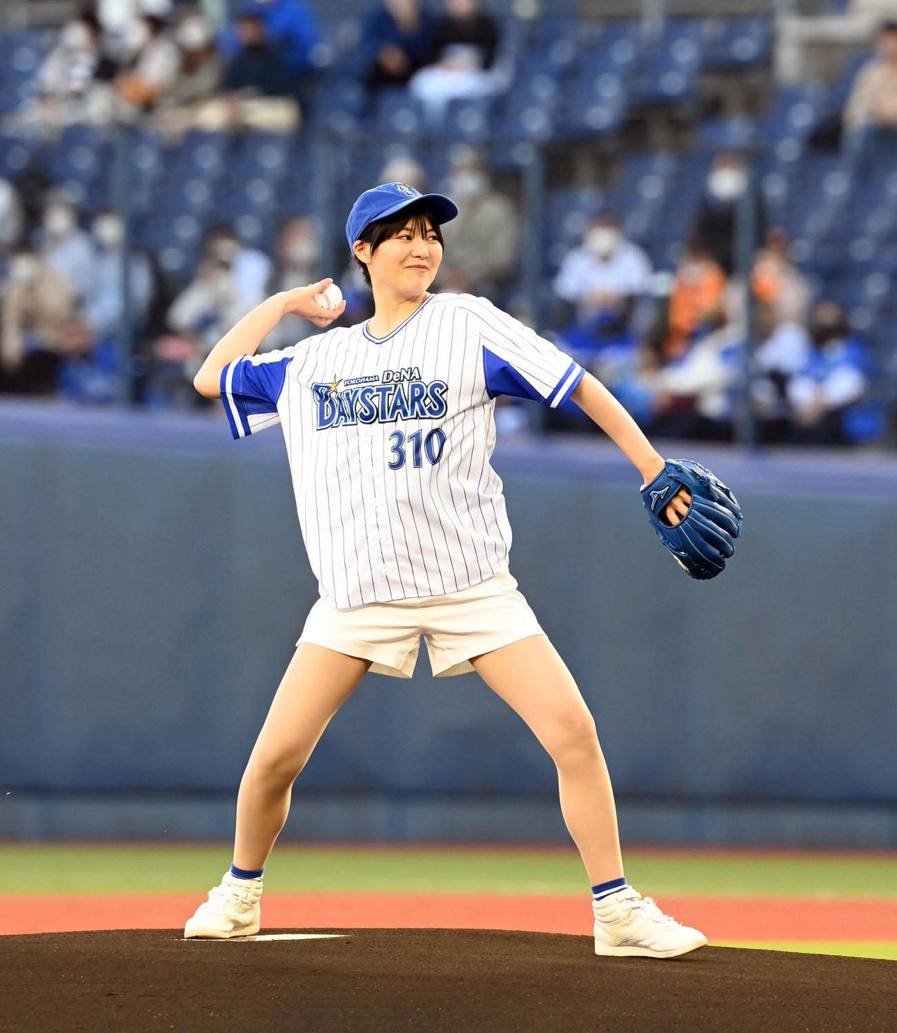 DeNA対巨人　オープニングセレモニーで始球式を務めたNegiccoのMegu（撮影・たえ見朱実）