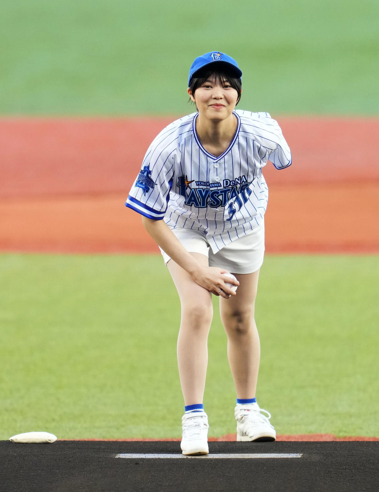 DeNA対巨人　始球式をするNegiccoのMegu（撮影・横山健太）