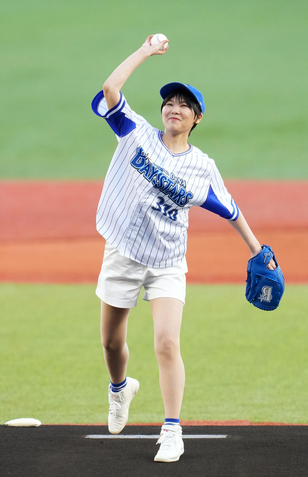 DeNA対巨人　始球式をするNegiccoのMegu（撮影・横山健太）