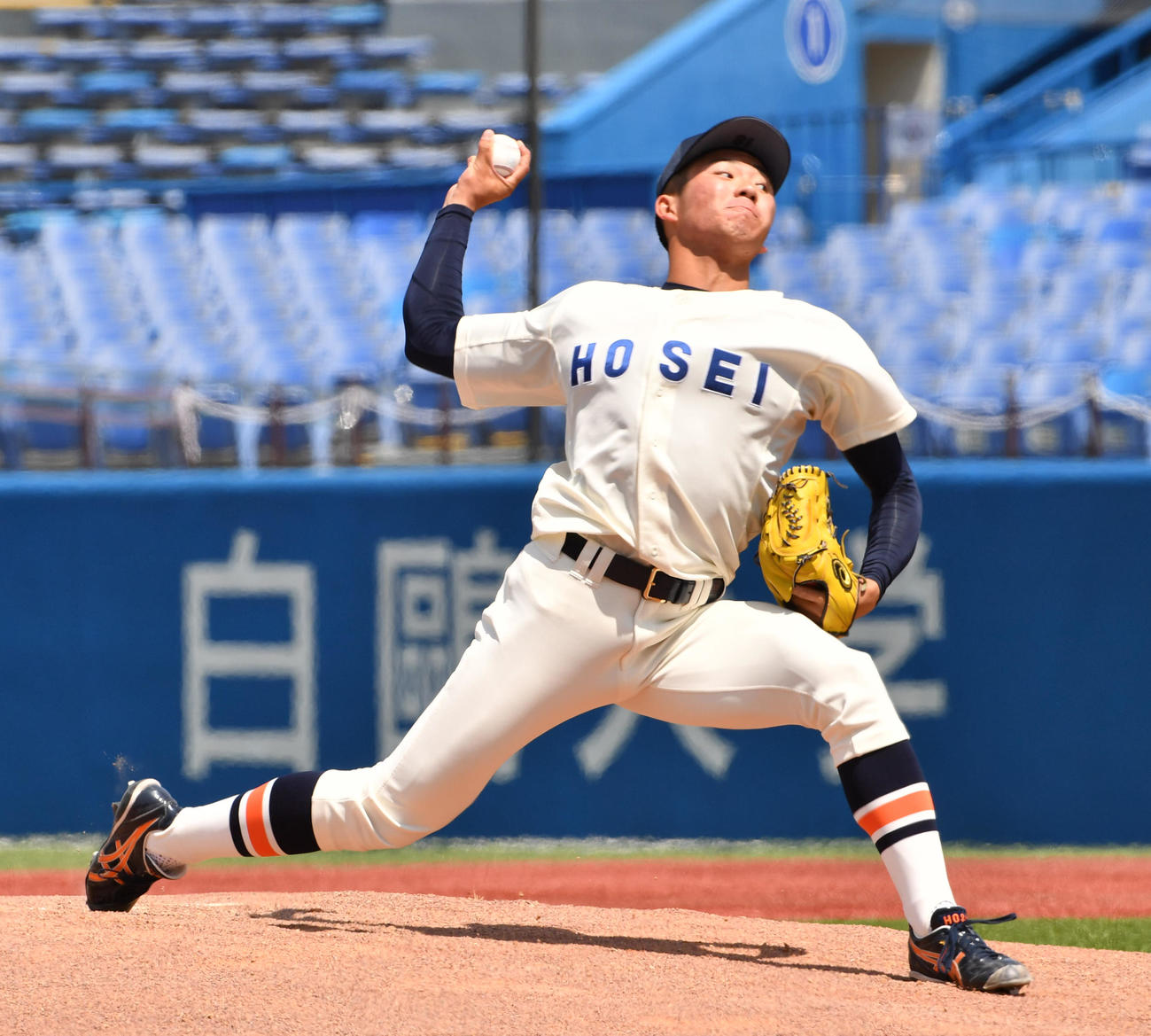 明大対法大　先発した法大・篠木（撮影・柴田隆二）