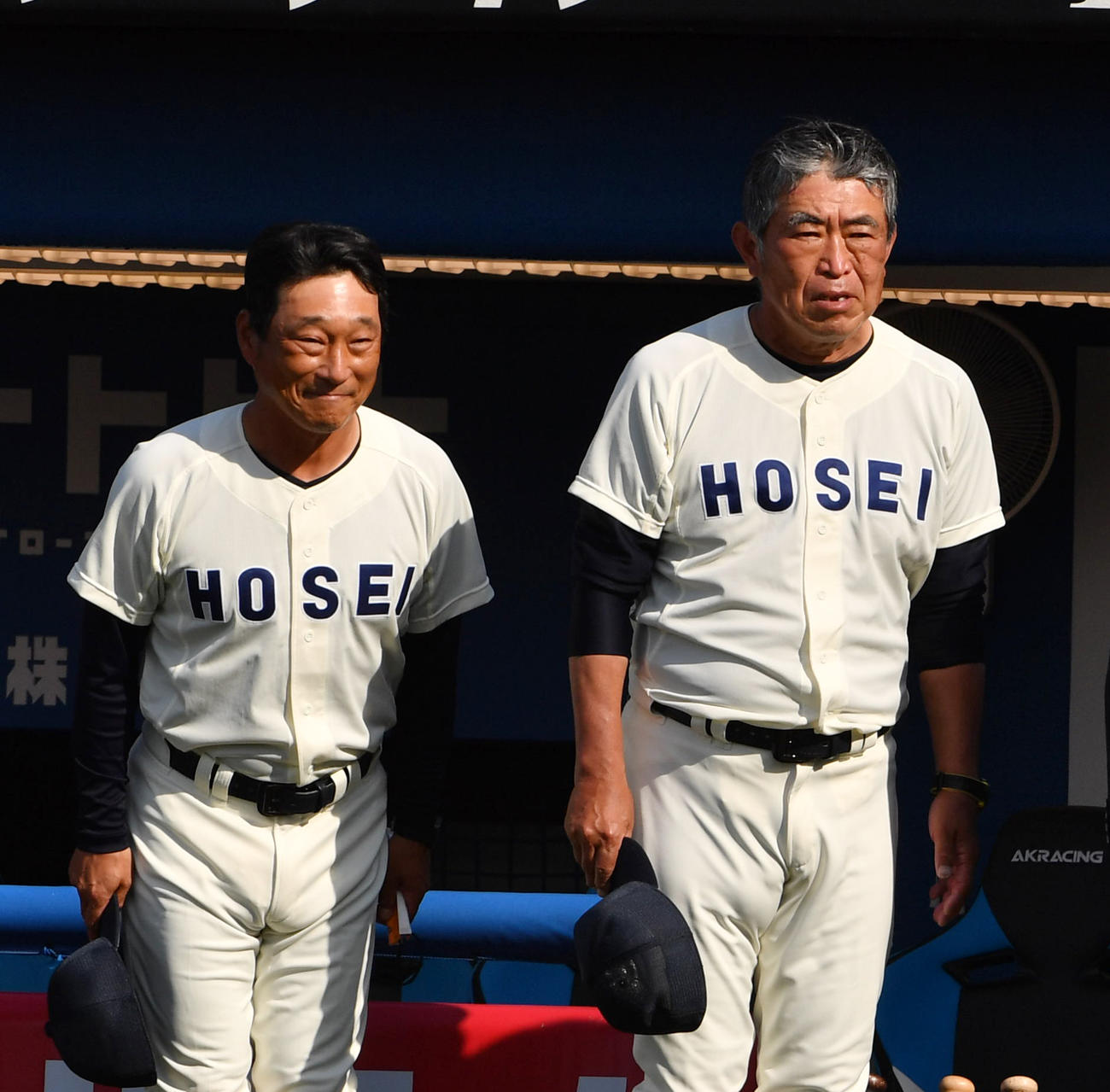 明大対法大　敗れた法大・加藤監督（右）と大島助監督は明大ベンチに頭を下げる（撮影・柴田隆二）