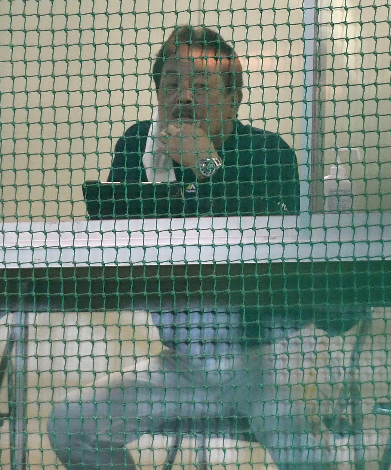 ソフトバンク対西武　室内練習場でソフトバンクナインの練習を見つめる藤本監督（撮影・岩下翔太）
