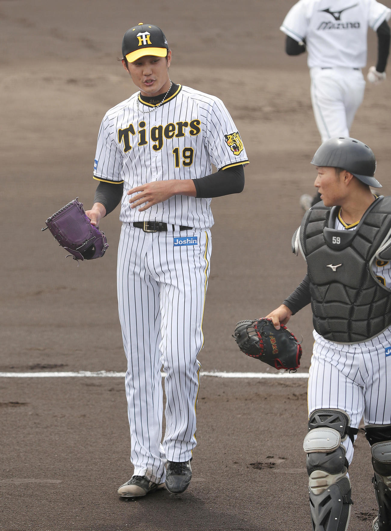 阪神対マツゲン箕島　1回表を投げ終え2失点の阪神藤浪（左）は藤田と言葉を交わしながらベンチへ戻る（撮影・前田充）