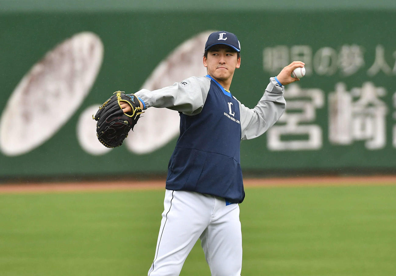 ソフトバンク対西武　キャッチボールを行う隅田（撮影・岩下翔太）