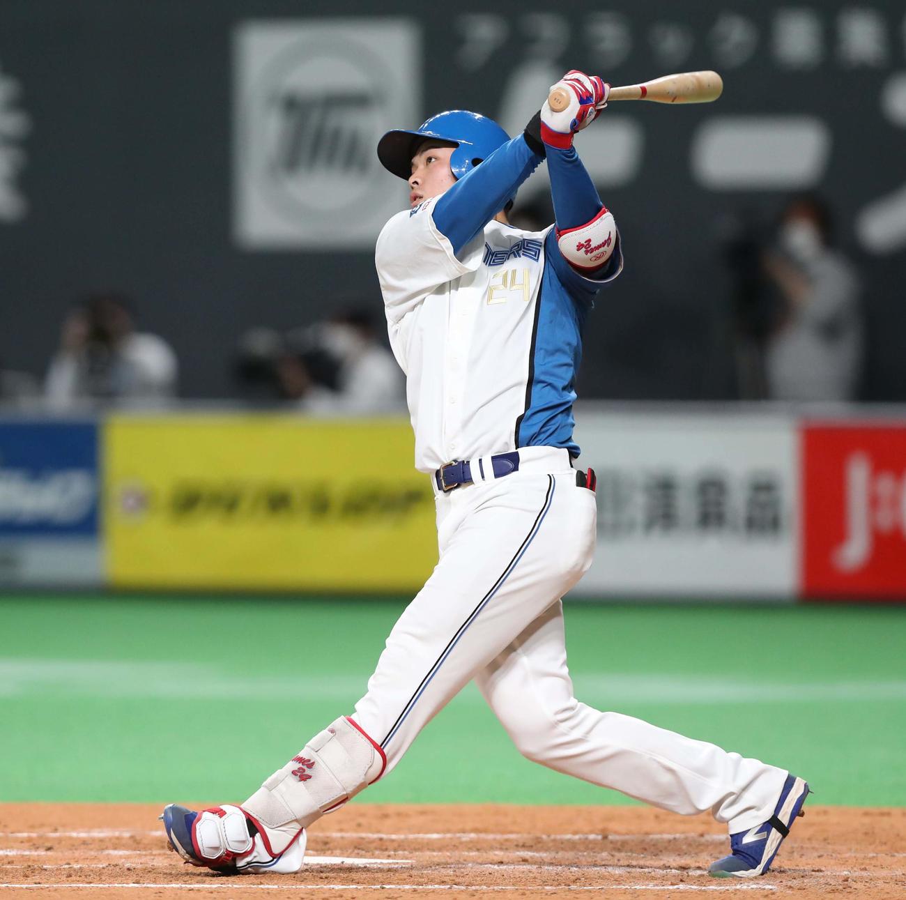 日本ハム対オリックス　4回裏日本ハム1死一塁、左越え2点本塁打を放つ野村（撮影・黒川智章）
