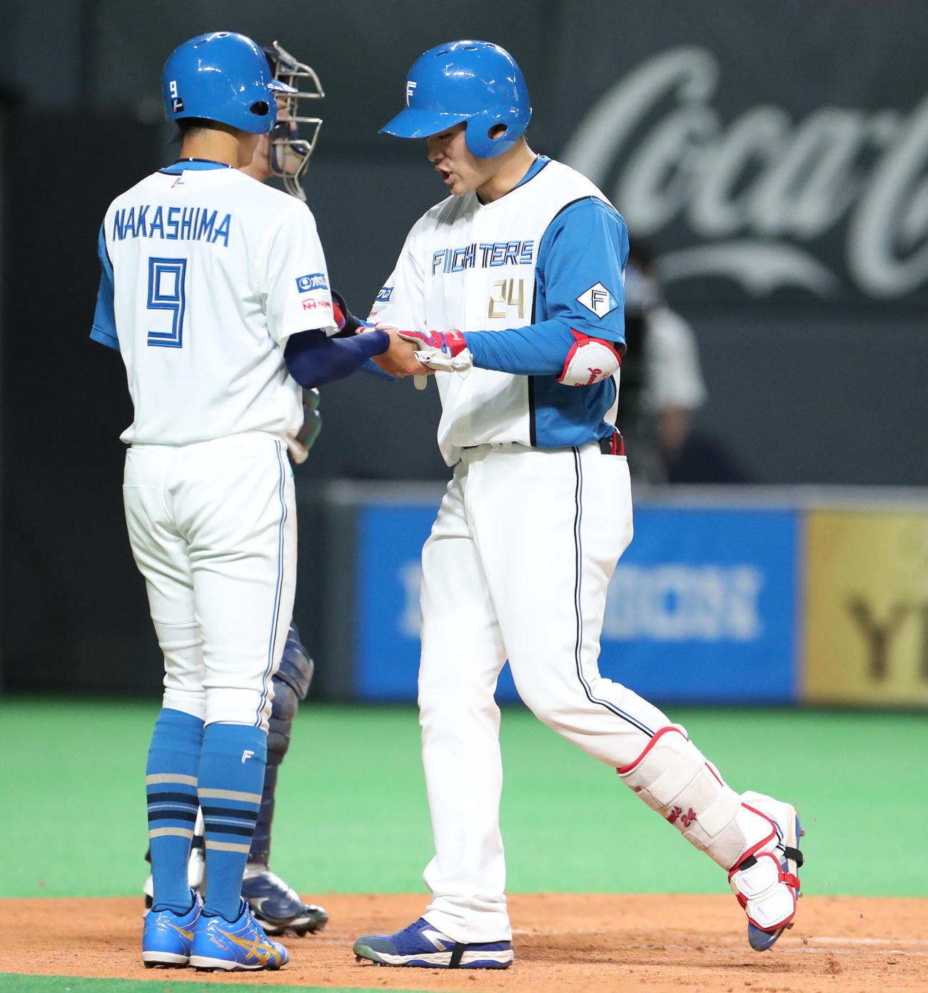 日本ハム対オリックス　4回裏日本ハム1死一塁、左越え2点本塁打を放ち中島（左）とタッチを交わす野村（撮影・佐藤翔太）