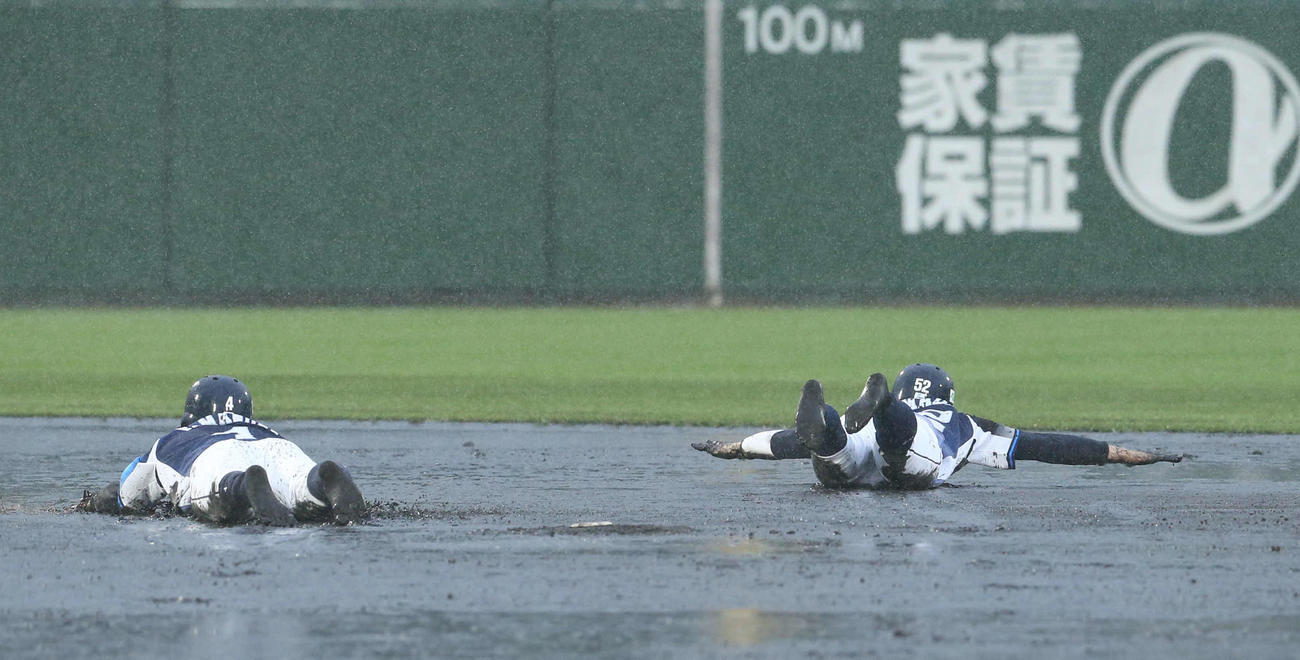 途中頭からすべる西武山田（右）と山野辺（撮影・梅根麻紀）