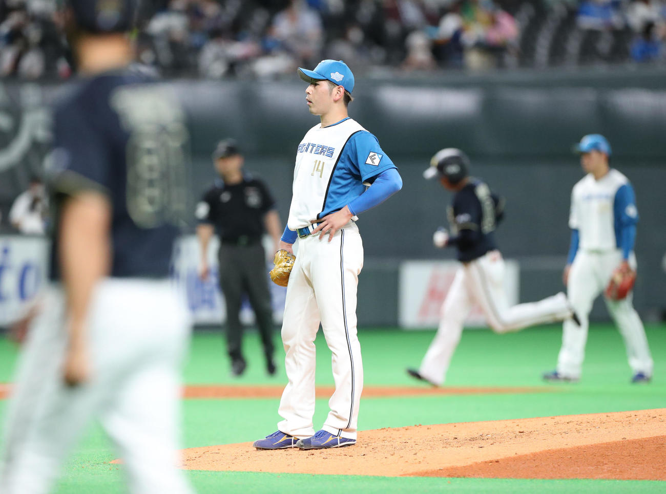 日本ハム対オリックス　3回表オリックス無死、大城（右後方）に左越え本塁打を浴びる加藤（撮影・佐藤翔太）