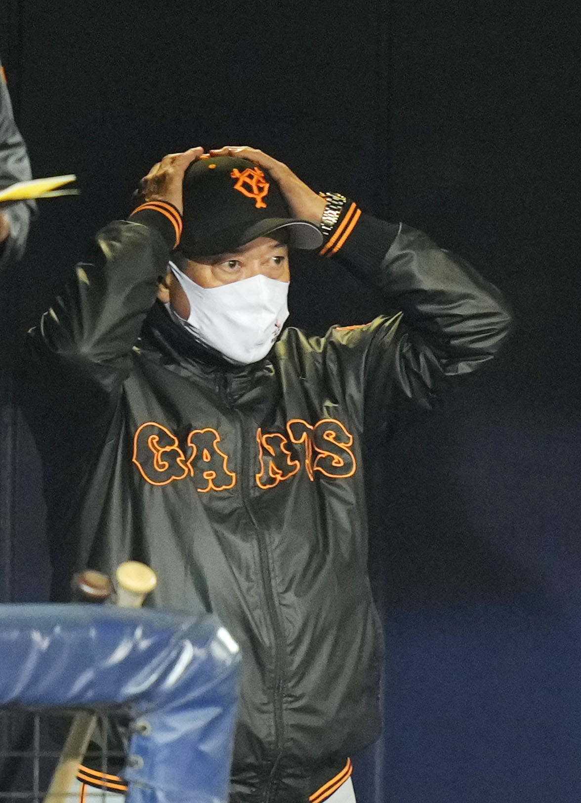 DeNA対巨人　ベンチで頭に手を置く巨人原監督（撮影・横山健太）