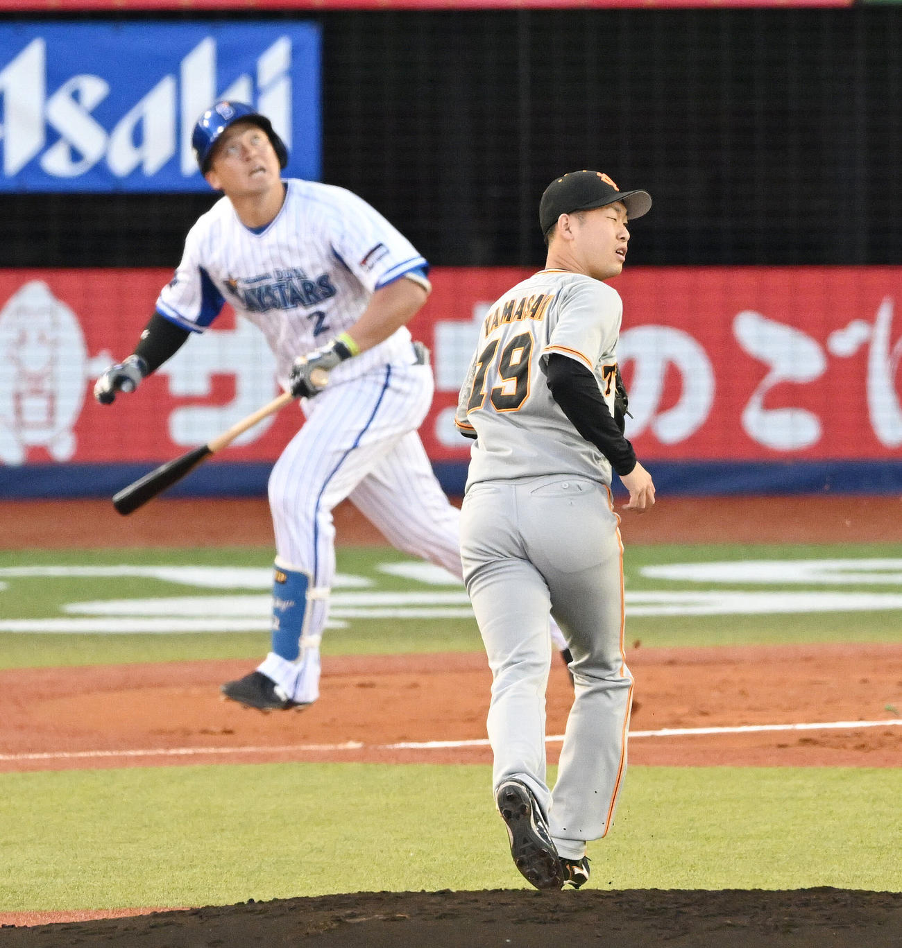 DeNA対巨人　1回裏DeNA無死満塁、牧（奥）に左犠飛を浴びる山崎伊（撮影・滝沢徹郎）